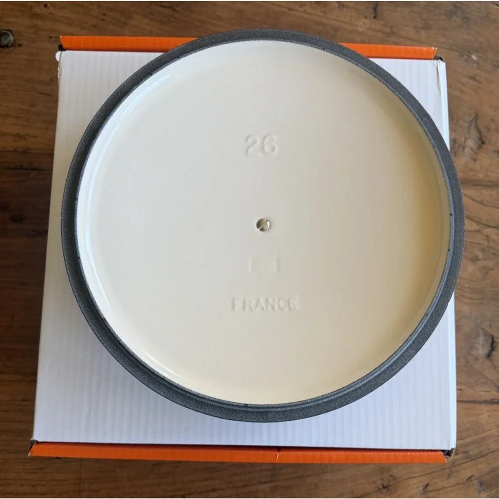Le Creuset Enameled Cast Iron Round Dutch Oven Casserole 26cm 5.5qt Meringue NEW